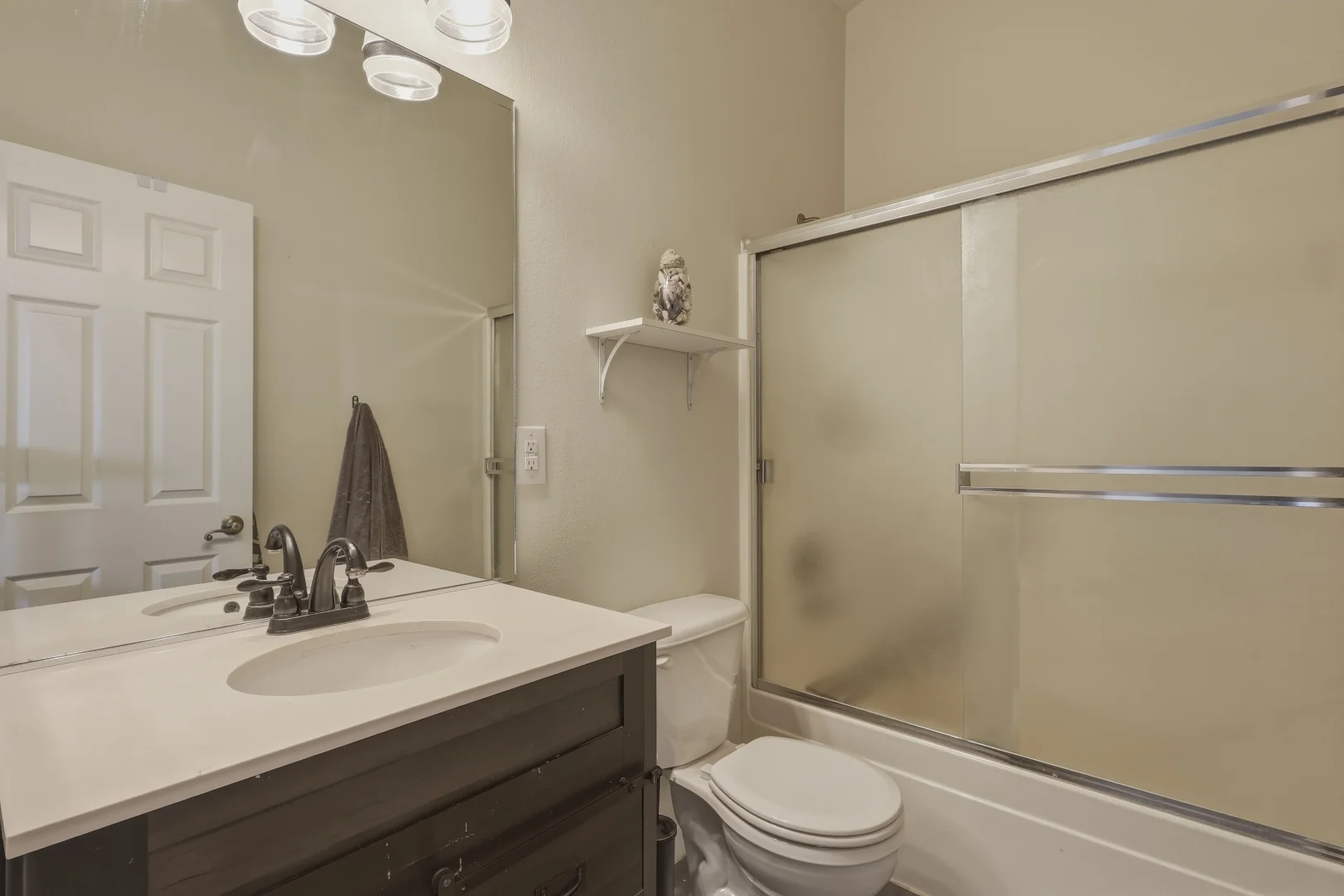 Secondary full bathroom with tub/shower combo